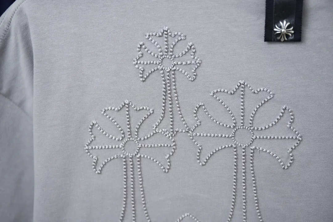 🅿️190 Ch*ome Hearte 25SS early spring new style, appliqué embroidered Crow heart cross short sleeves, light luxury, essential item for daily commuting for men and women, correct version, welcome to compare, detailed features · 320g 100% pure cotton double yarn jersey fabric · Custom dyed in the same vat, special thickened 32 count double strand 1X1 thread · Symmetrical front and rear imported Tajima machine embroidery tatami embroidery ➕ original cloth patch embroidery · Back neck webbing Croxin hardware accessories · Double needle stitching cross-stitching process · Original main mark washed tag brand moisture-proof paper packaging Color: black/white/grey Size: S/M/L/XL